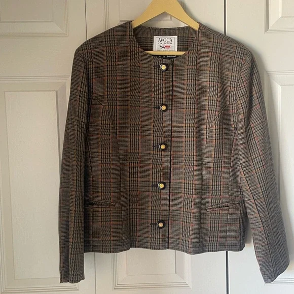 Avoca Collection | 2 piece skirt suit. Classic. Ireland. 100% pure wool. Large - Picture 8 of 15